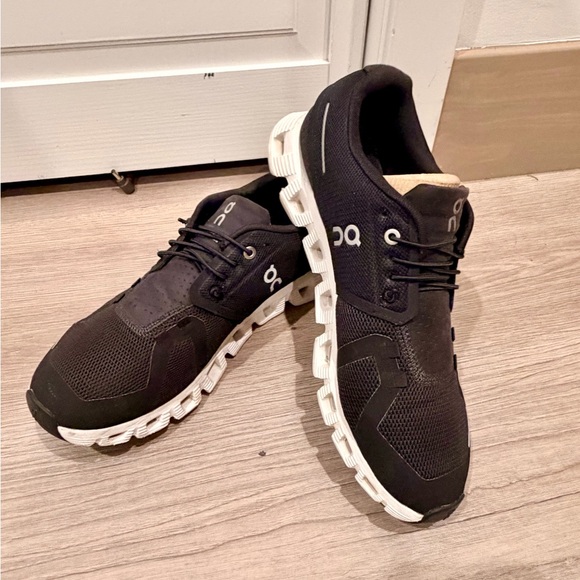 On Cloud 5 Men’s Black and White Size 9